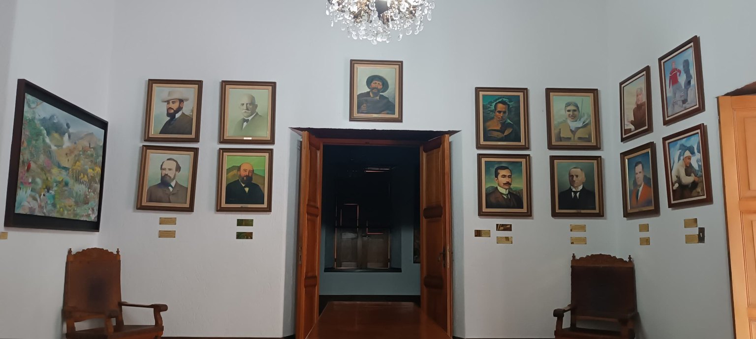 Retratos colgados a ambos lados de una puerta de madera