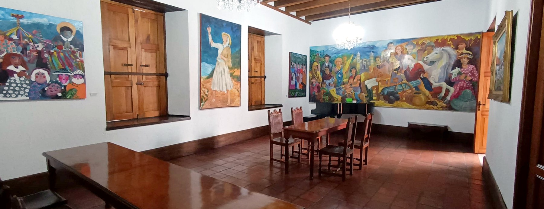 Mural y piano de cola del Salón de la Merideñidad